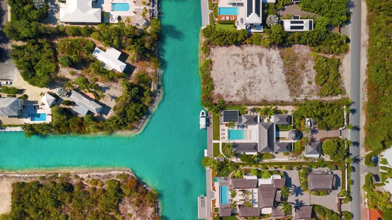 Aerial movement through the Leeward canals
